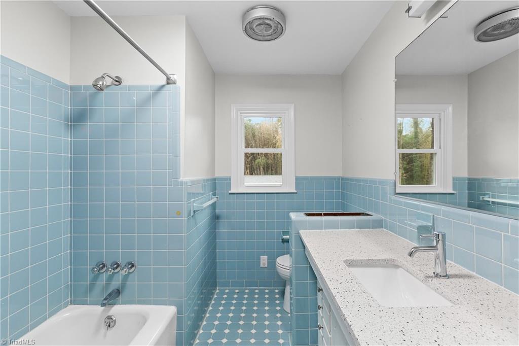 3009 Wellingford Street High Point, NC 27265 - Photo 25 of 35 Hall Bathroom