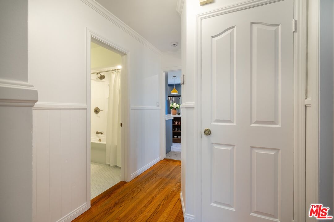 4367 Globe Avenue Culver City, CA 90230 - Photo 19 of 34 a view of bathroom with shower