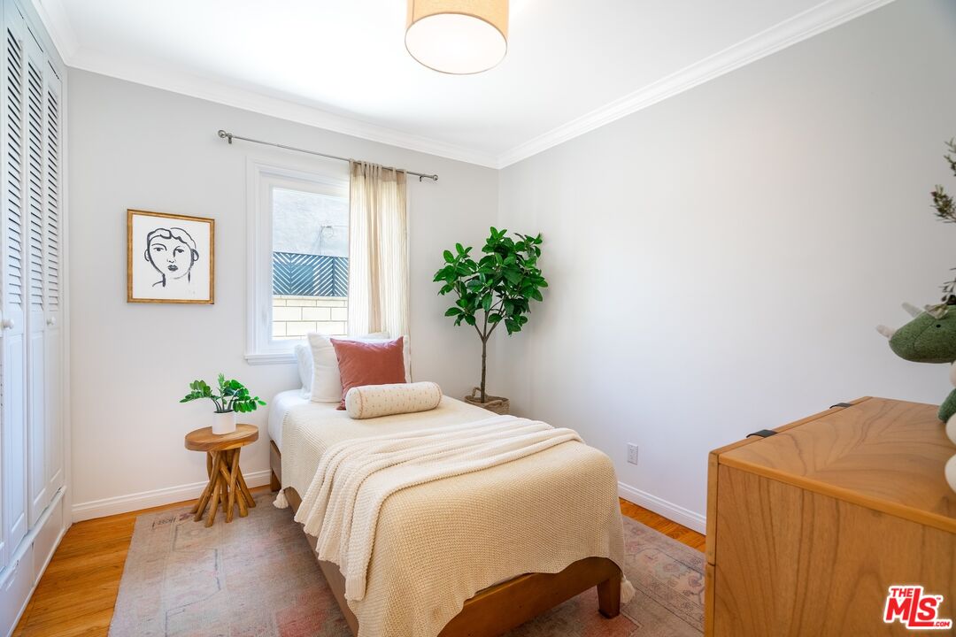 4367 Globe Avenue Culver City, CA 90230 - Photo 20 of 34 a bedroom with a bed and a potted plant