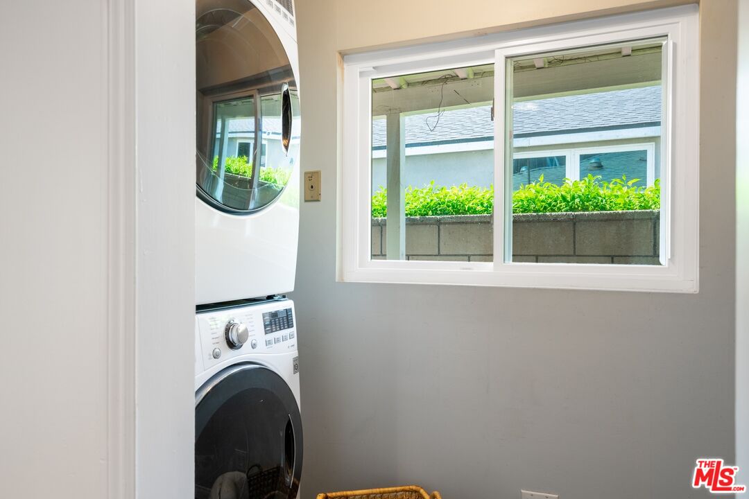 4367 Globe Avenue Culver City, CA 90230 - Photo 24 of 34 a view of livingroom with washer and dryer