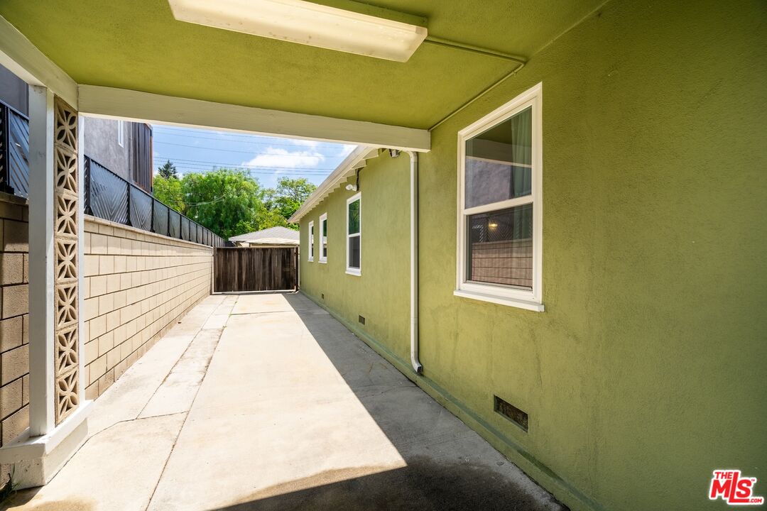 4367 Globe Avenue Culver City, CA 90230 - Photo 27 of 34 a view of a balcony