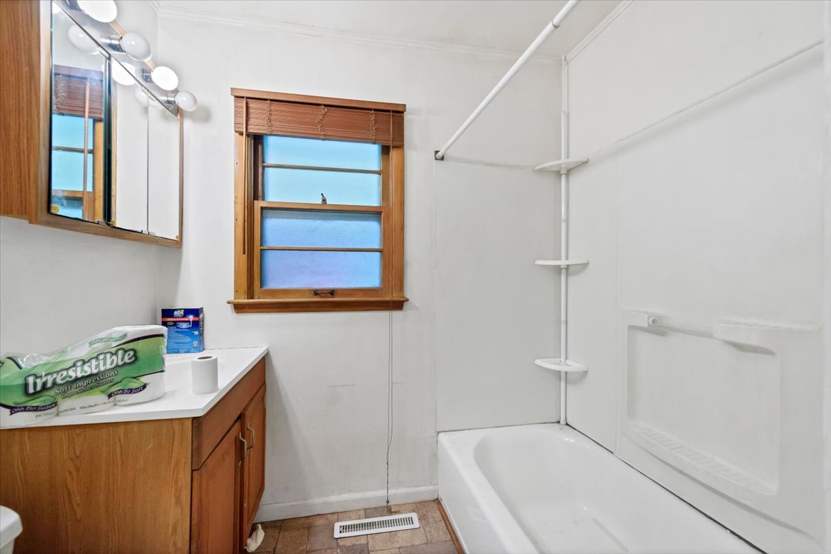 5715 Fox Lake Road McHenry, IL 60051 - Photo 11 of 19 Gallery Image 11