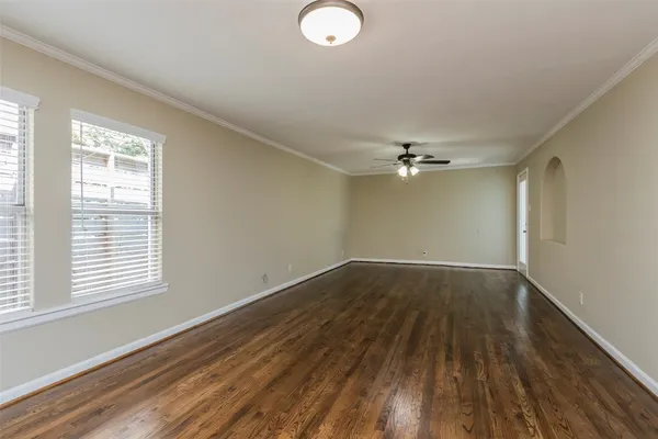 $2,500 | 730 East 8th Street, Houston, TX 77007