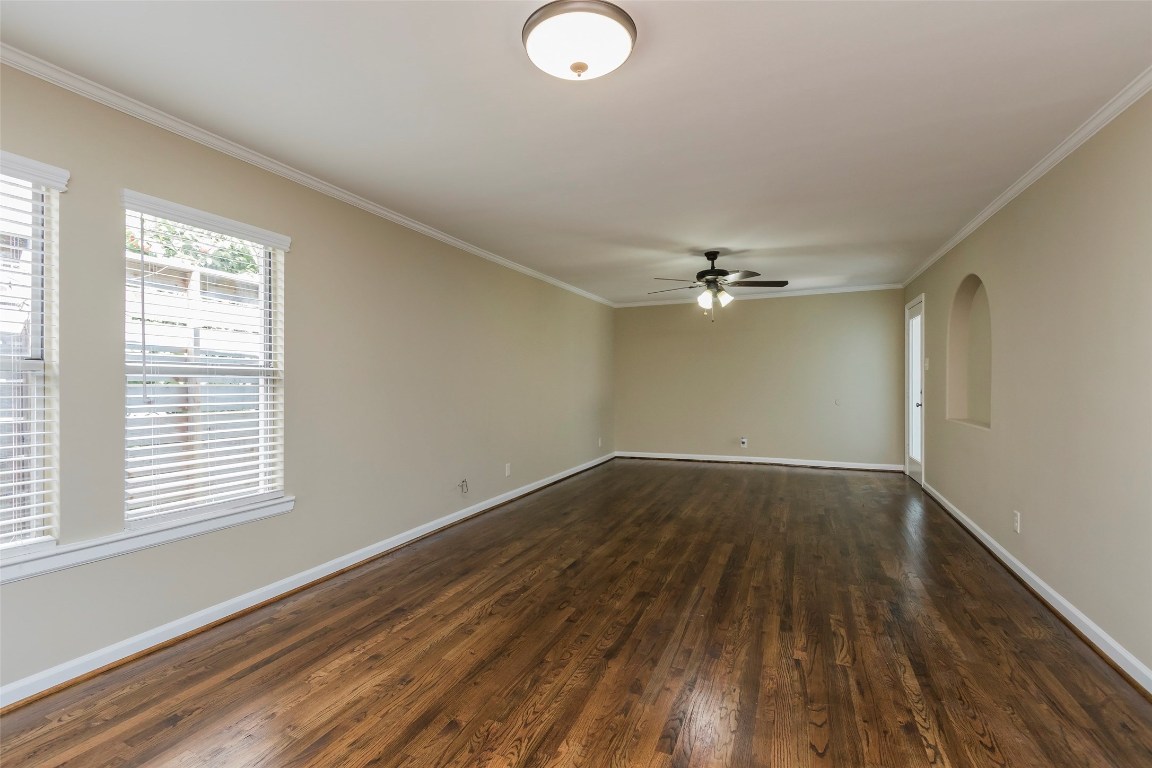 730 East 8th Street Houston, TX 77007 - Photo 3 of 17 Fresh paint and window blinds through the home.