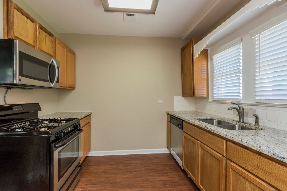 730 East 8th Street Houston, TX 77007 - Photo 4 of 17 Kitchen has granite counter tops and stainless steel appliances