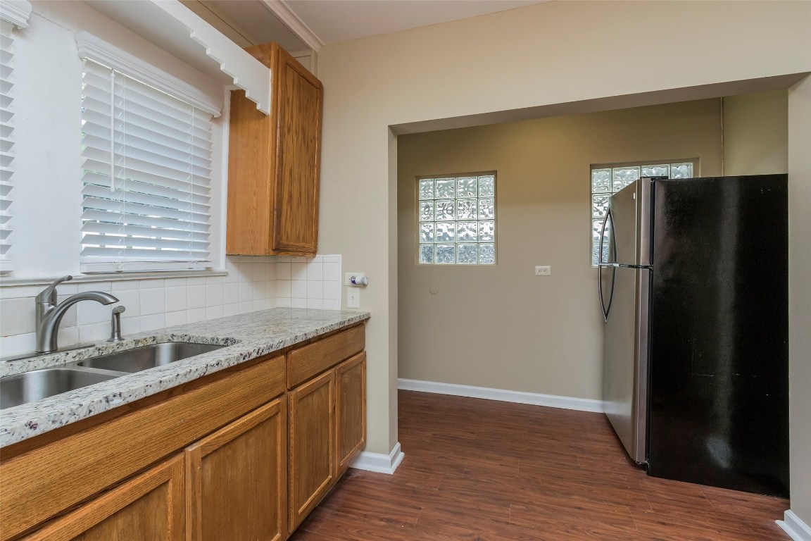 730 East 8th Street Houston, TX 77007 - Photo 5 of 17 Stainless steel refrigerator included.