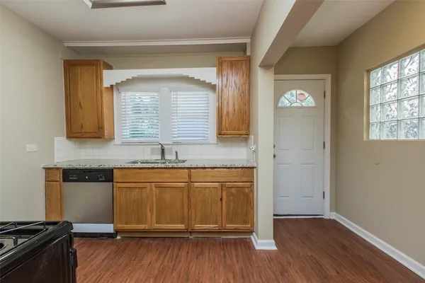 $2,500 | 730 East 8th Street, Houston, TX 77007