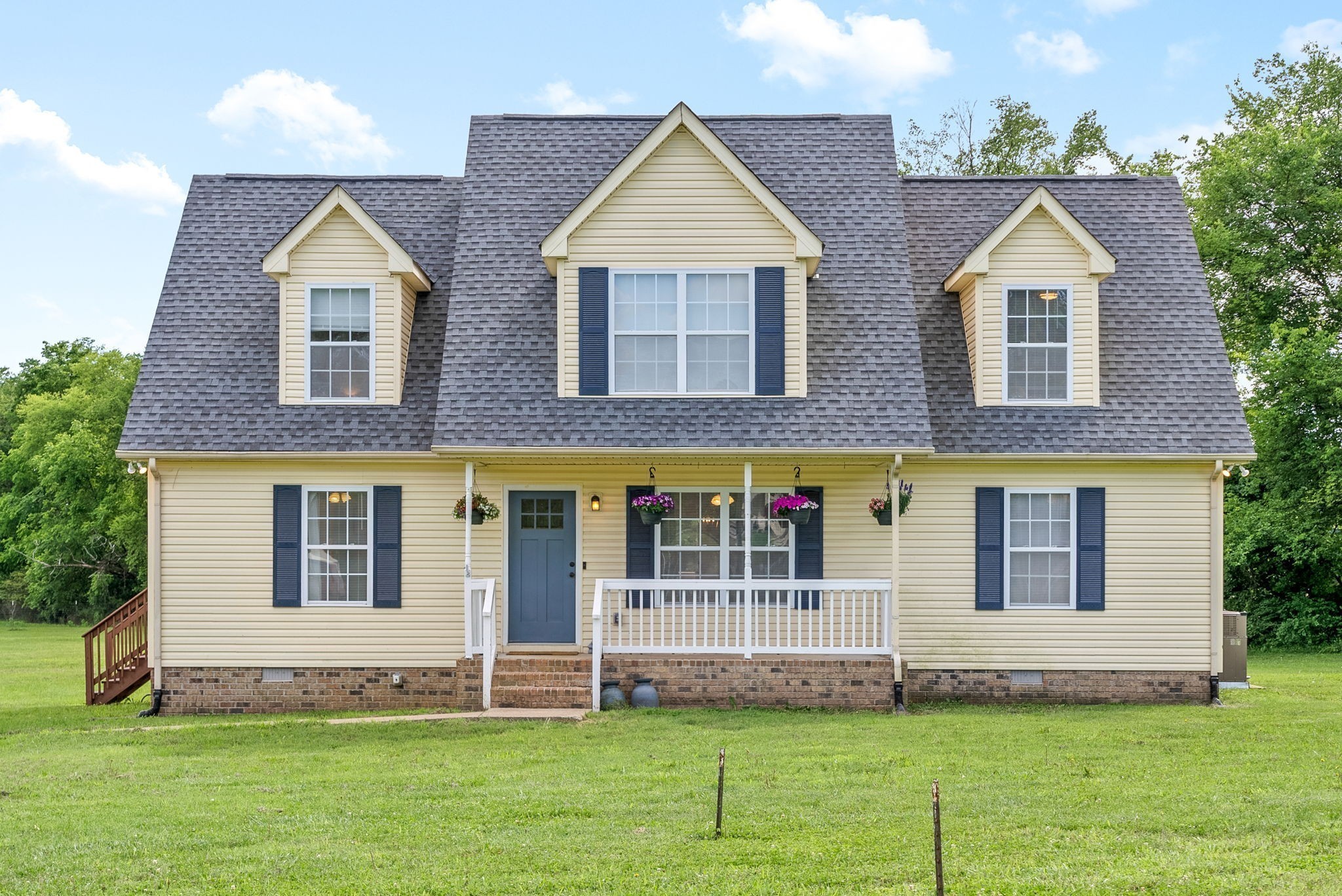 6417 Highway 25 Springfield, TN 37172 - Photo 1 of 43 a view of front a house with a yard