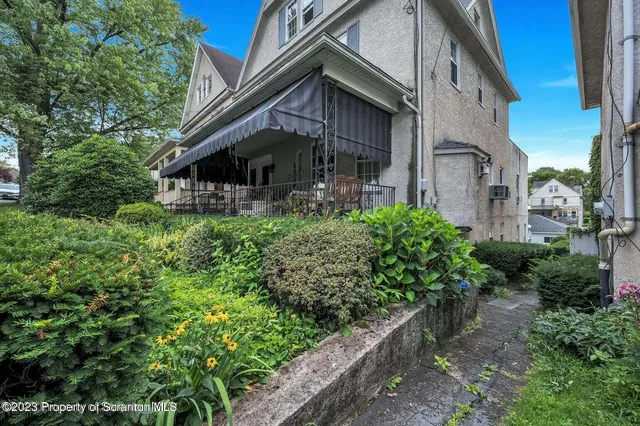 a view of a house with a small yard and plants