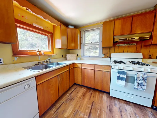 $215,000 | 210 Old Harbor Road, Vinalhaven, ME 04863