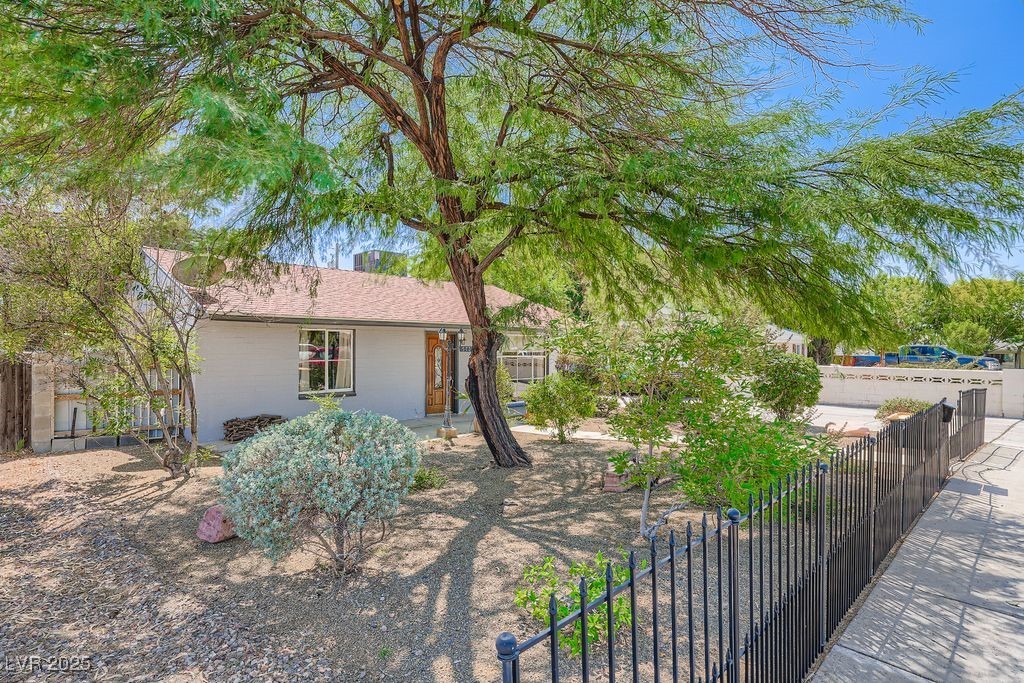 573 7th Street Boulder City, NV 89005 - Photo 3 of 25 front of home, side view