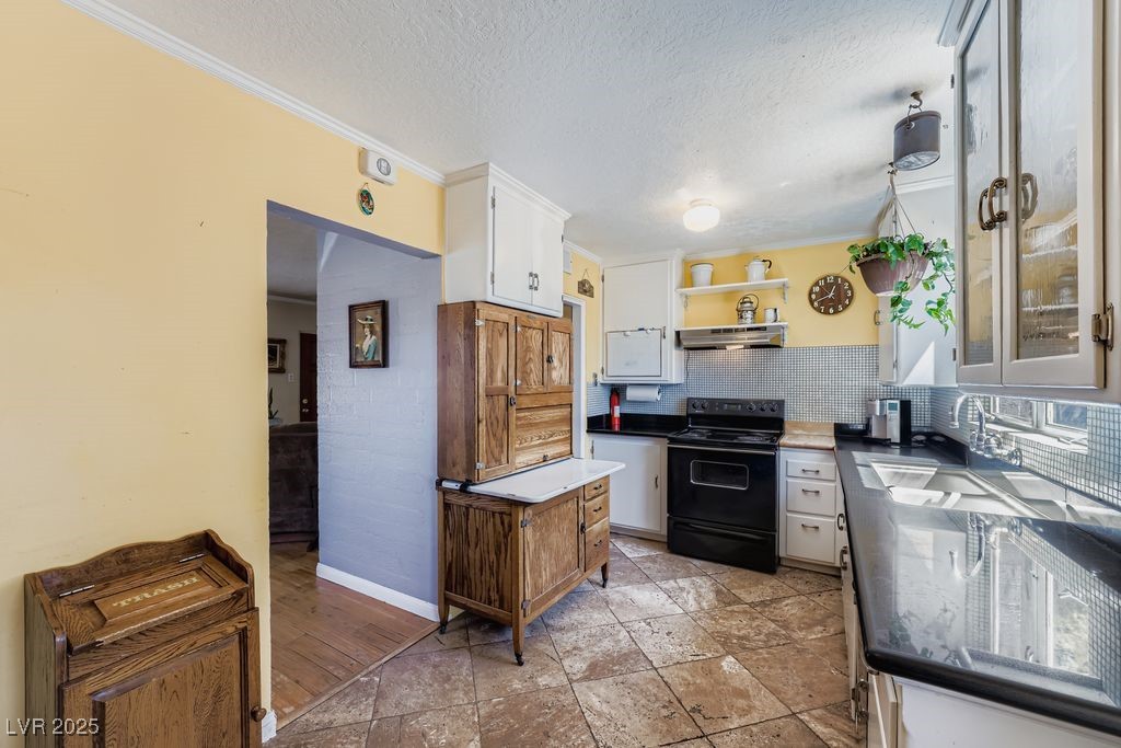 573 7th Street Boulder City, NV 89005 - Photo 10 of 25 Tile floor in kitchen