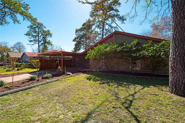 a view of a house with backyard and sitting area