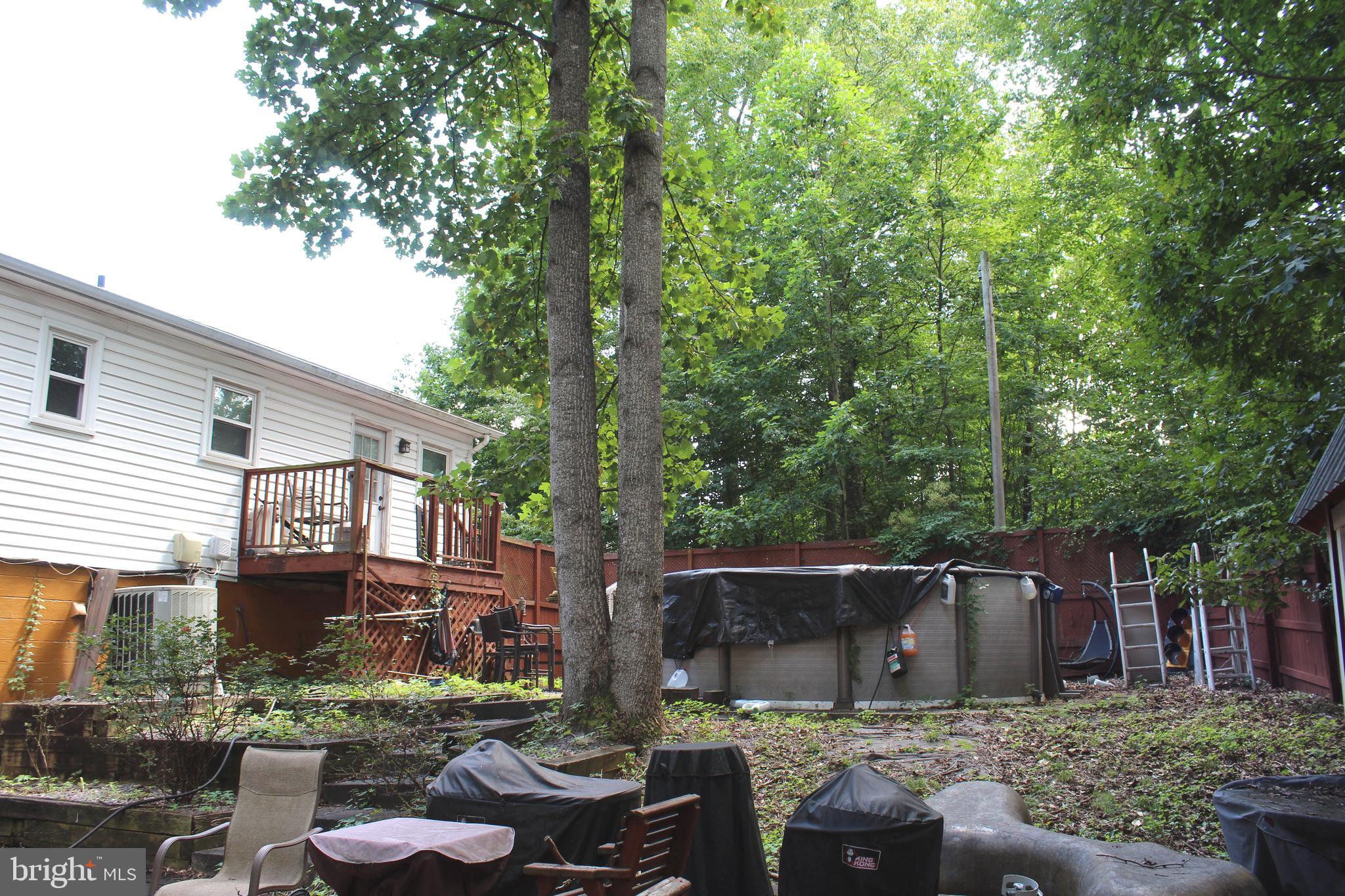 15090 Jonah Cove Place Woodbridge, VA 22193 - Photo 21 of 42 a backyard of a house with lots of green space