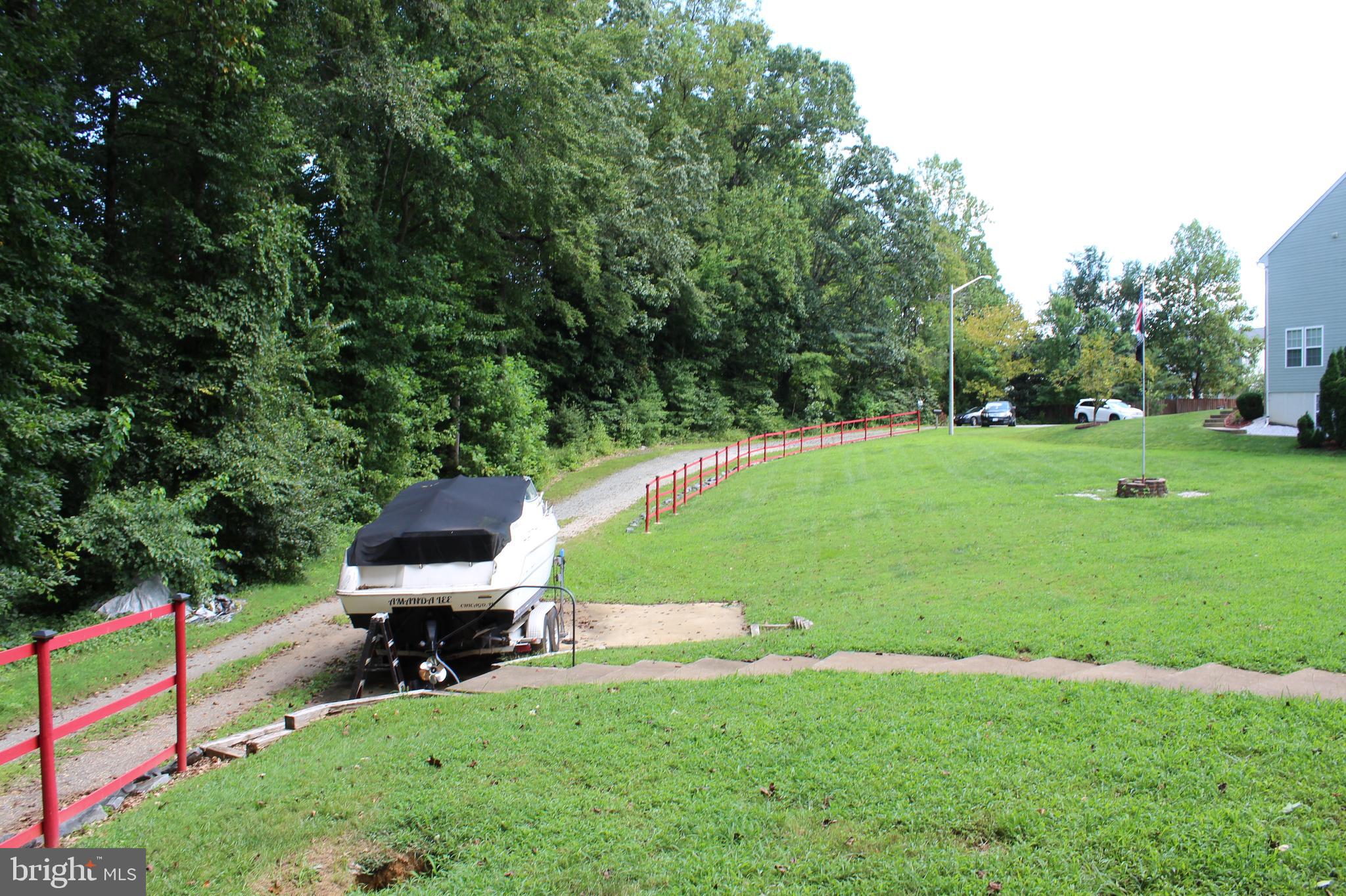 15090 Jonah Cove Place Woodbridge, VA 22193 - Photo 8 of 42 a view of a garden with an outdoor space