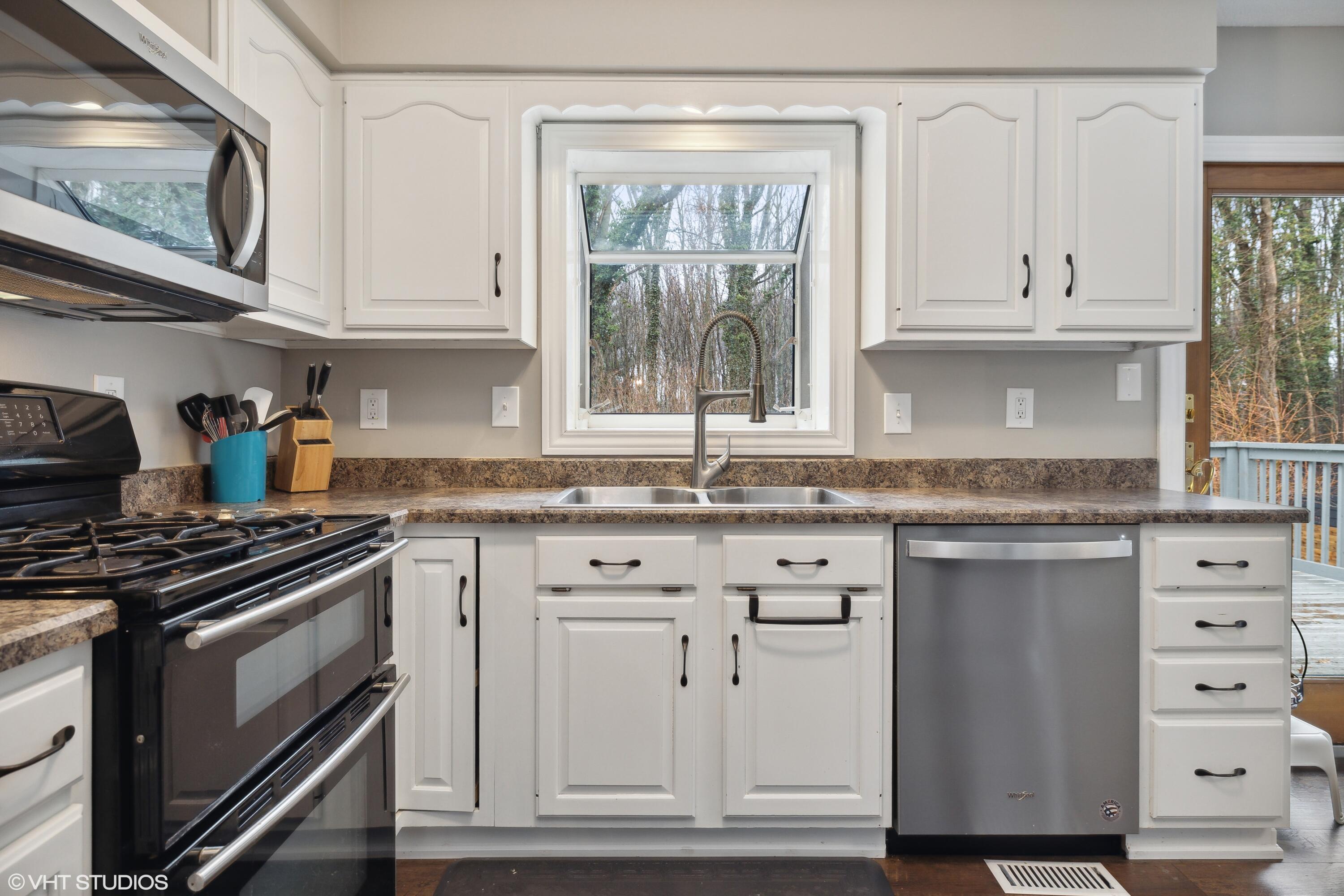 1508 Trebor Road St. Joseph, MI 49085 - Photo 5 of 17 05_1508TreborStreet_177001_Kitchen_HiRes
