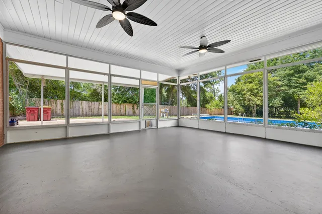 a view of a backyard