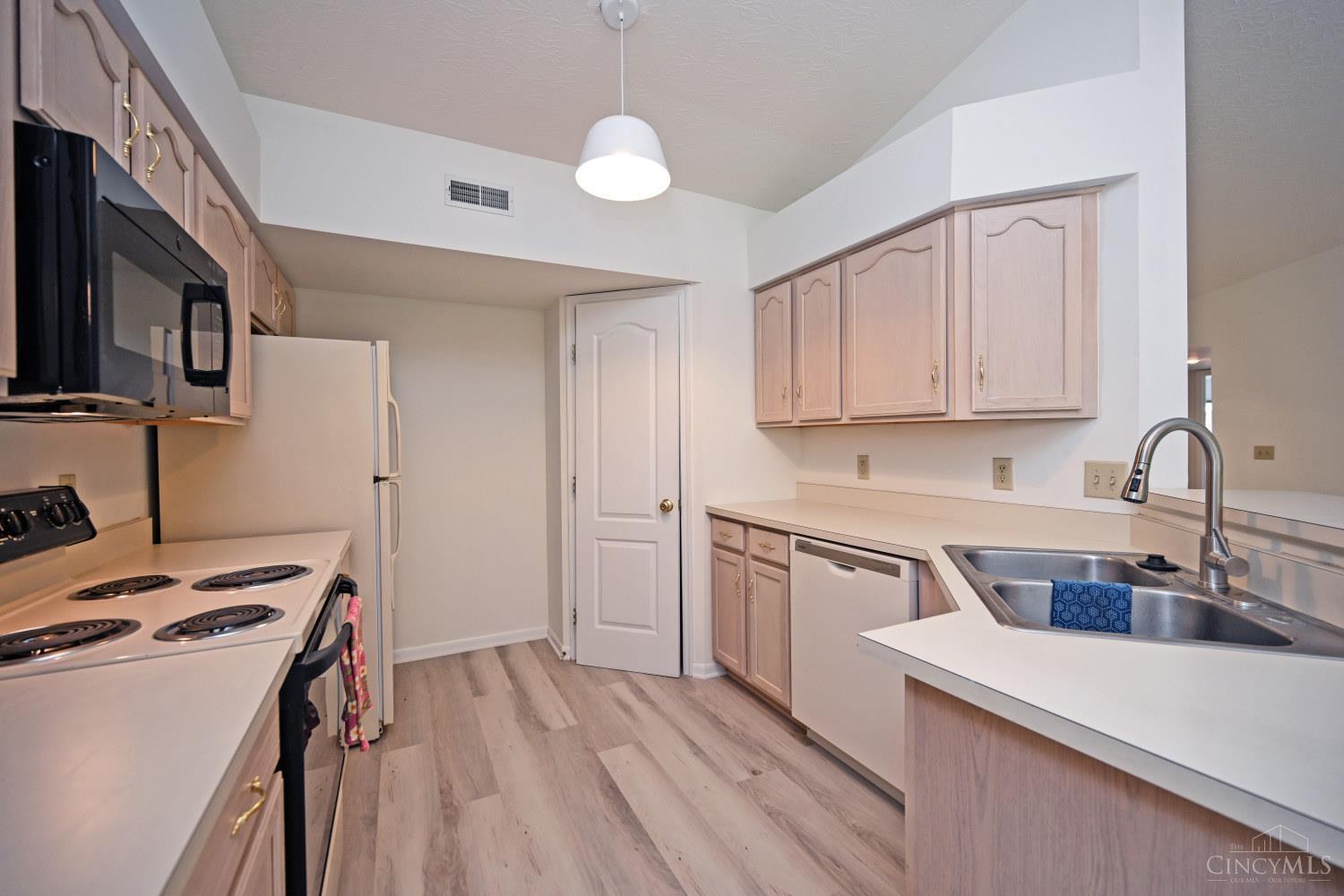 7905 Ramble View, Unit 301 Cincinnati, OH 45231 - Photo 14 of 44