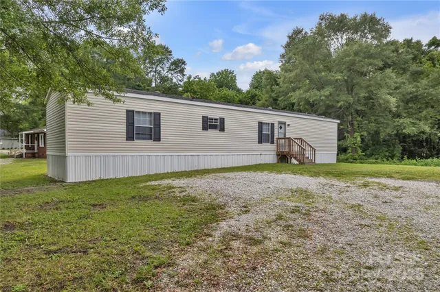 a view of a house with backyard