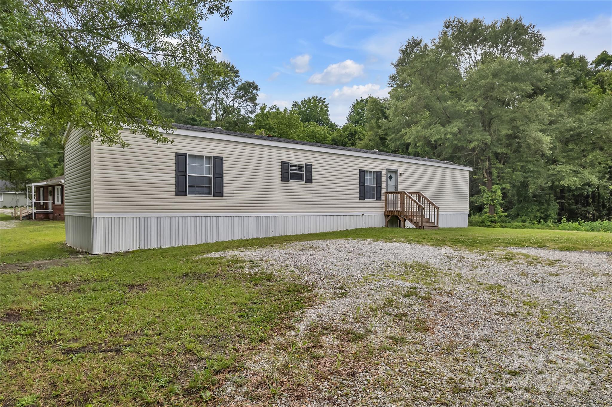 a view of a house with backyard