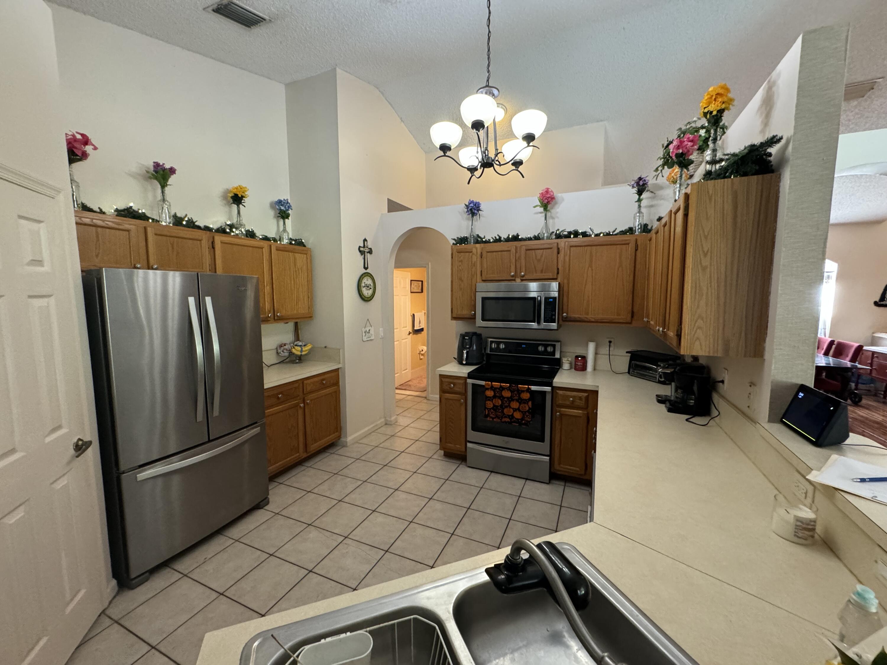 134 Nottingham Road Royal Palm Beach, FL 33411 - Photo 5 of 25 IMG_2903