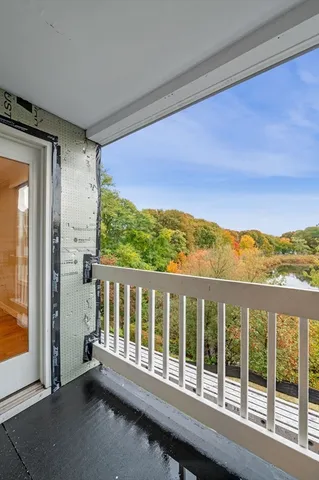 $3,150 | 212 Humphrey Street, Unit 205, Marblehead, MA 01945