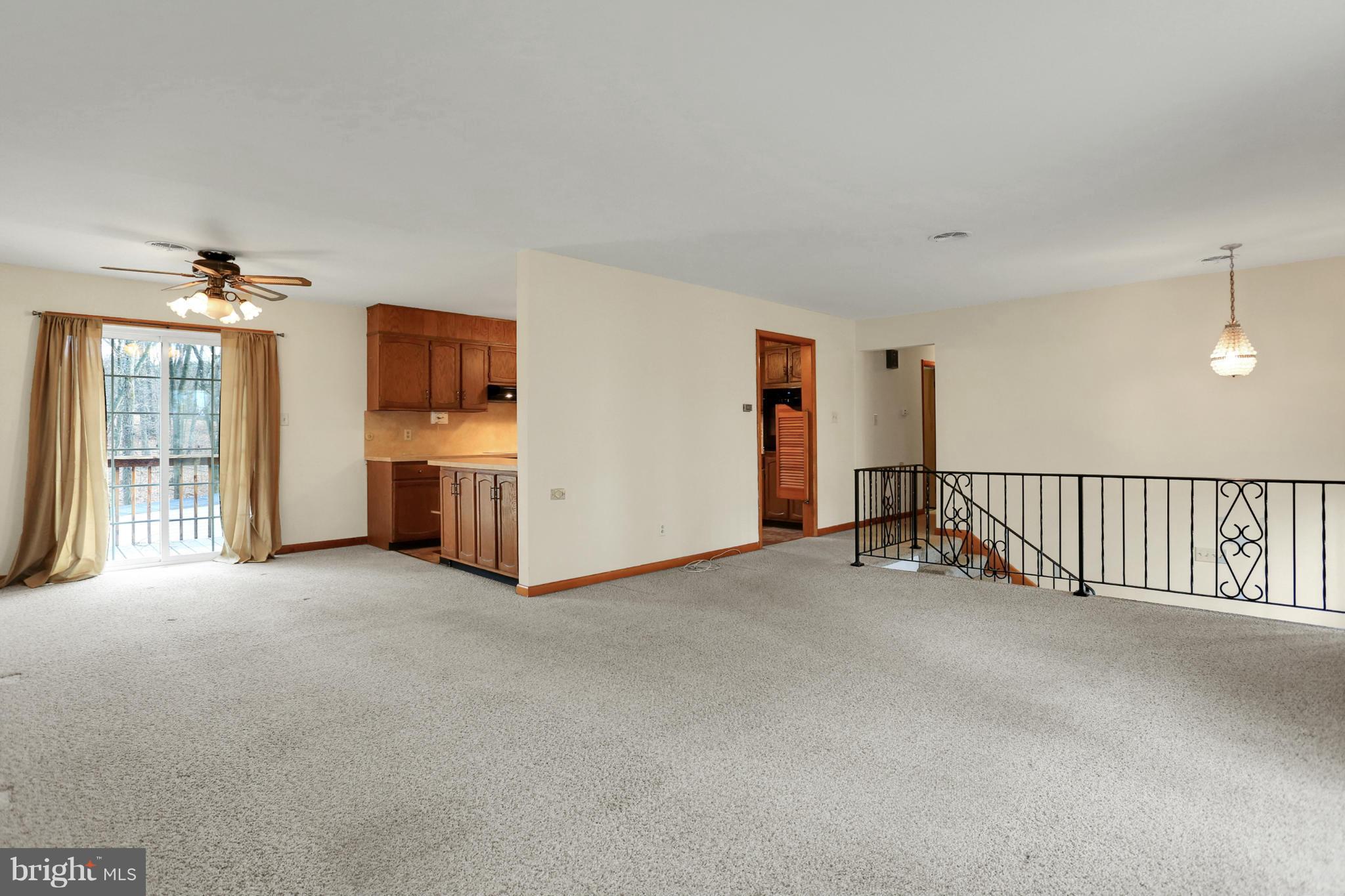676 Forest Road Chambersburg, PA 17202 - Photo 9 of 25 Living Room