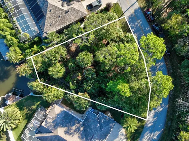 a black and white photo of a white building