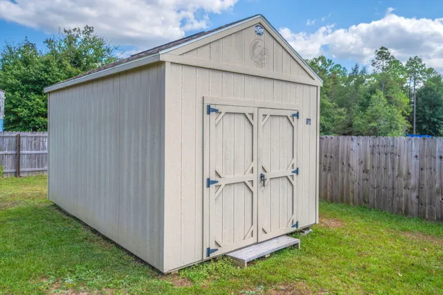 a view of a backyard