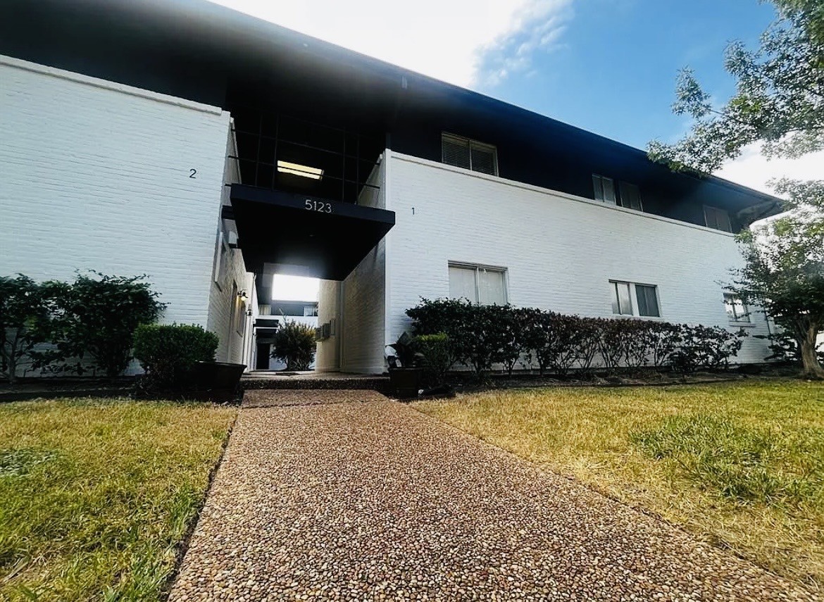 5123 Del Monte Drive, Unit 2 Houston, TX 77056 - Photo 12 of 12 a view of a porch