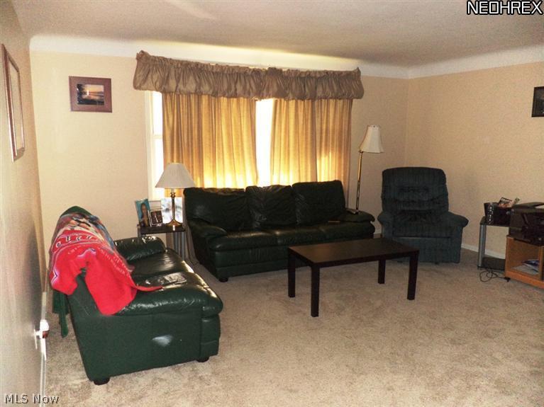 3022 Snow Road Cleveland, OH 44134 - Photo 14 of 22 Up Suite Living Room