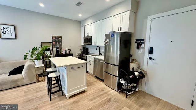 $2,000 | 1016 17th Place Northeast, Unit 301, Washington, DC 20002