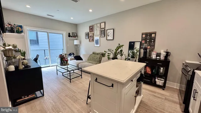 $2,000 | 1016 17th Place Northeast, Unit 301, Washington, DC 20002