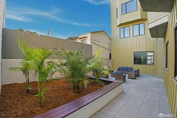 $5,200 | 3945 Judah Street, Unit 302, San Francisco, CA 94122