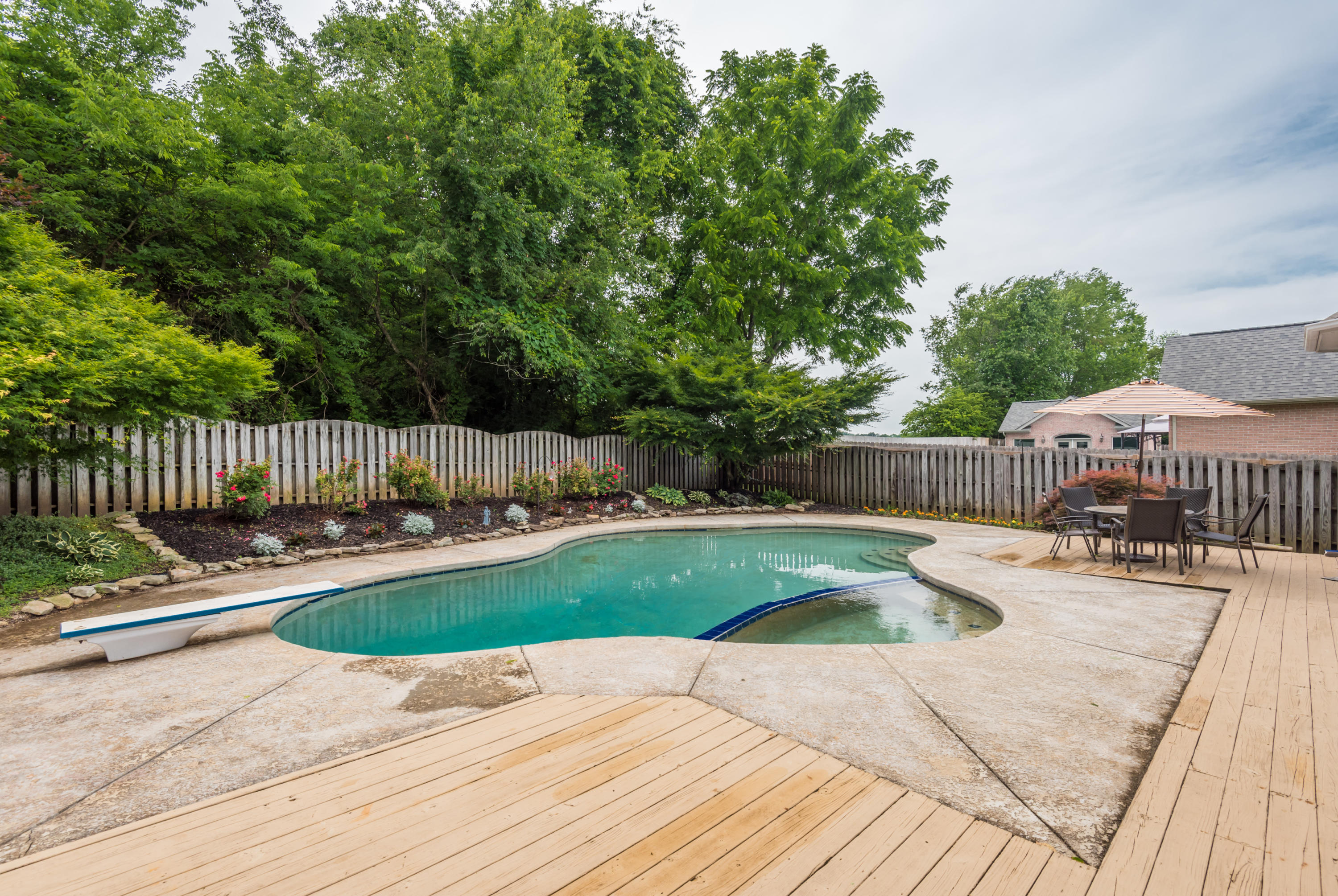 313 Shadowfax Road Knoxville, TN 37934 - Photo 34 of 37 POOL, PATIO & DECKING