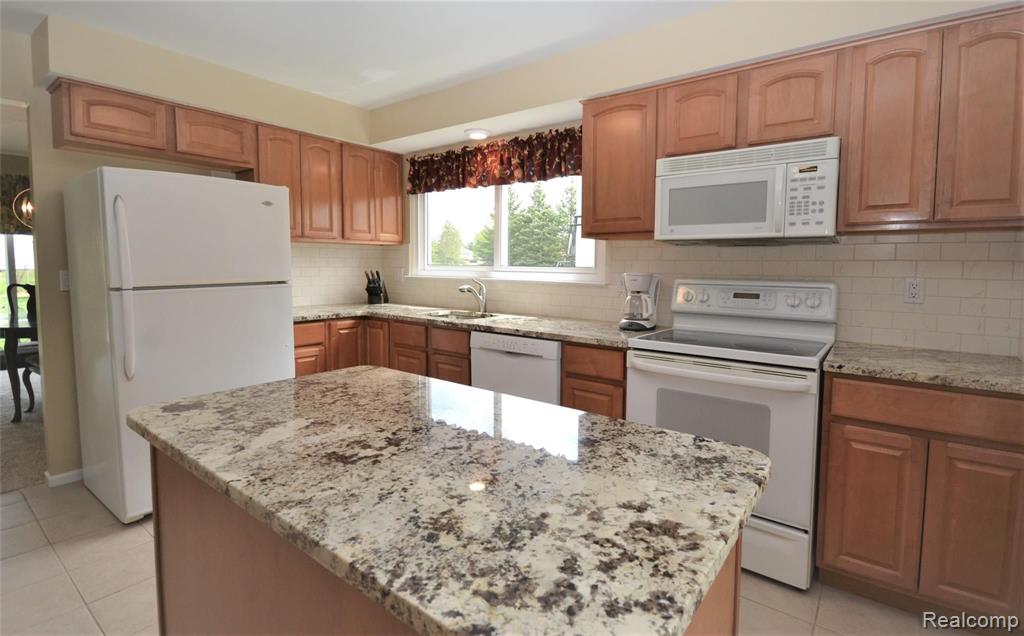 35444 Fredericksburg Road Farmington Hills, MI 48331 - Photo 3 of 52
