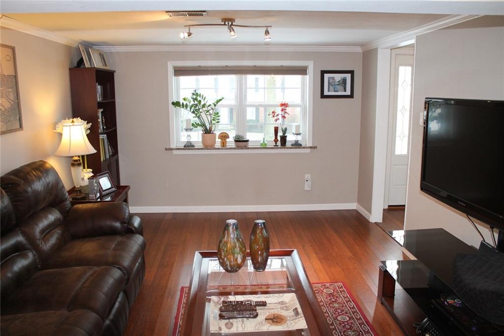 144 Foxcroft Road Pittsburgh, PA 15220 - Photo 2 of 6 Gallery Image 2