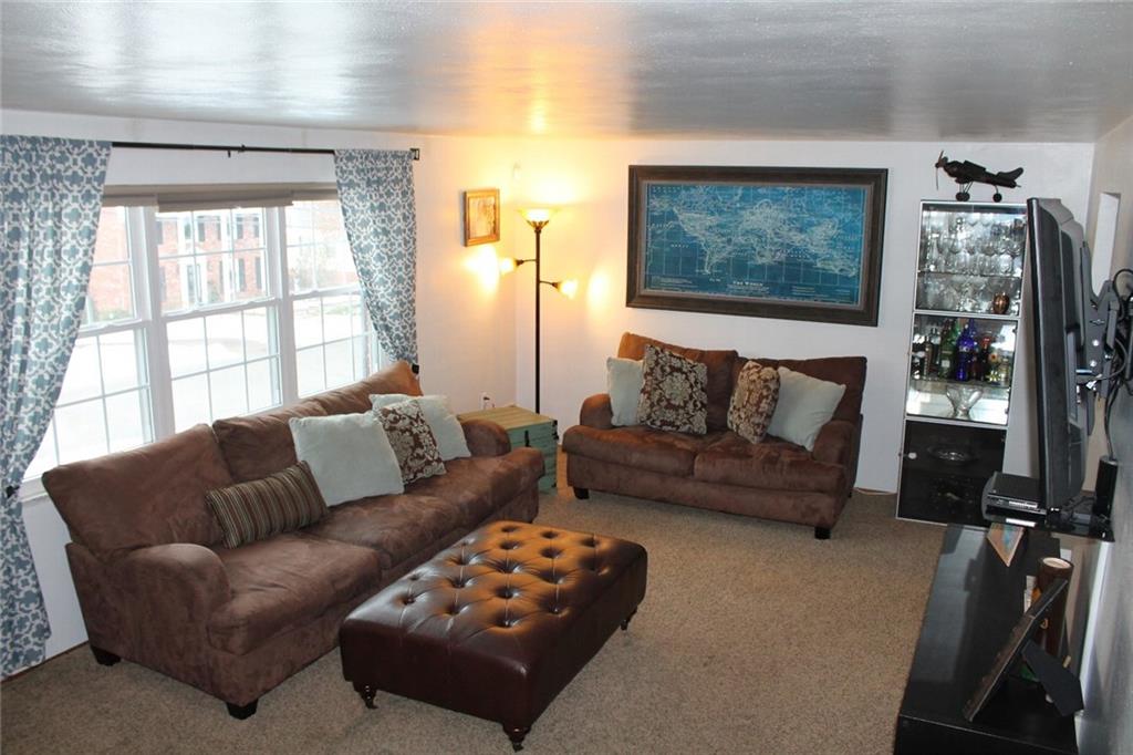 144 Foxcroft Road Pittsburgh, PA 15220 - Photo 3 of 6 Gallery Image 3