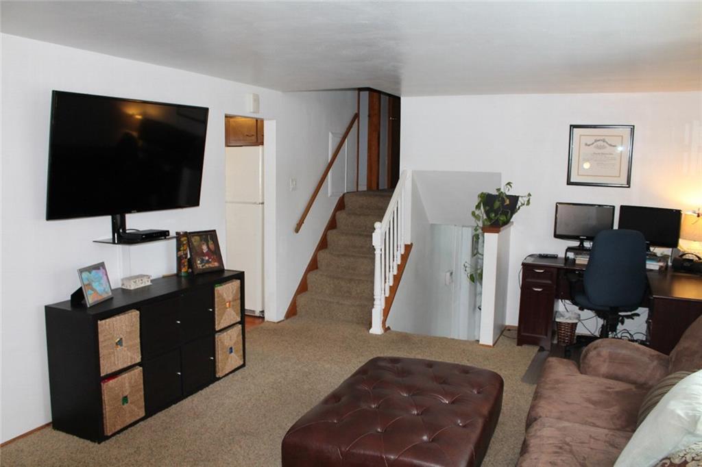 144 Foxcroft Road Pittsburgh, PA 15220 - Photo 4 of 6 Gallery Image 4