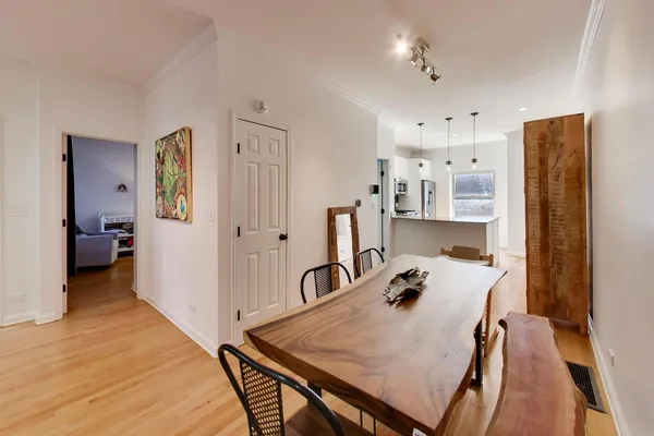 $529,000 | 1953 West Foster Avenue, Unit 1, Chicago, IL 60640