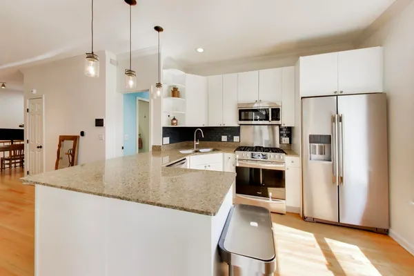 $529,000 | 1953 West Foster Avenue, Unit 1, Chicago, IL 60640