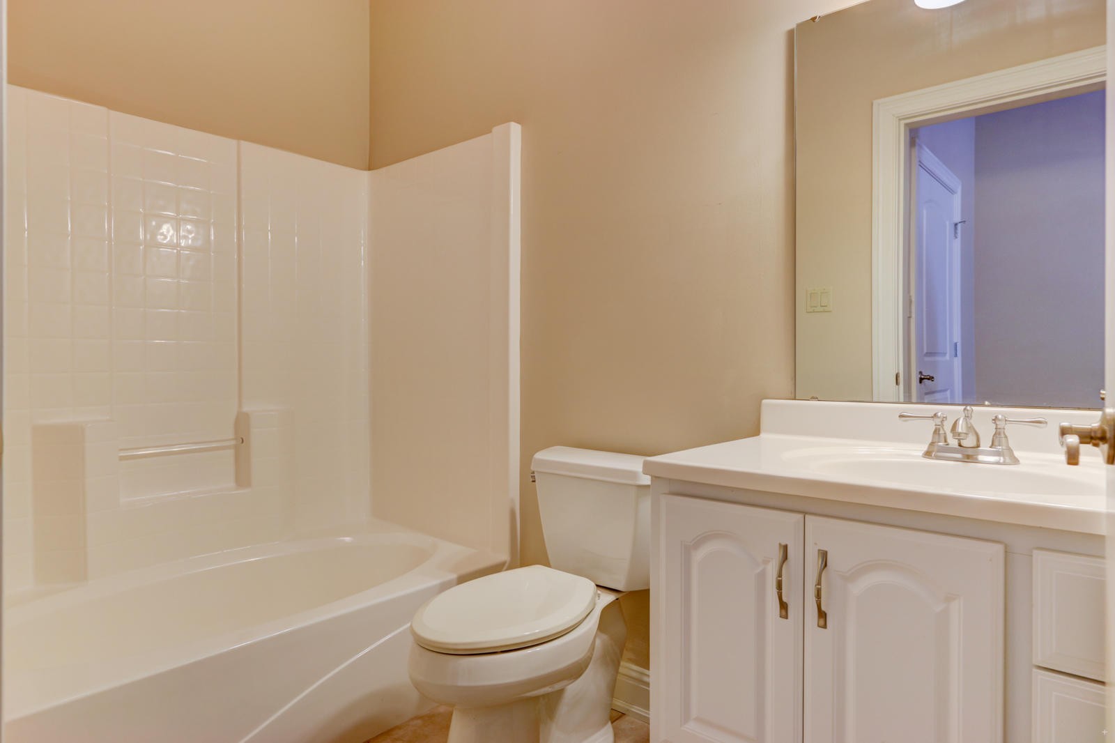 2300 Matlock Bend Road Loudon, TN 37774 - Photo 31 of 39 a bathroom with a sink a toilet and a bathtub