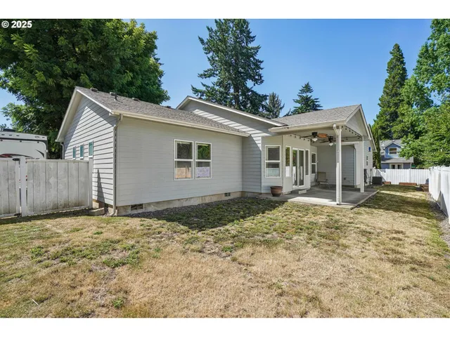 a view of a backyard