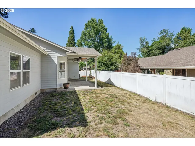 a view of a house with a backyard