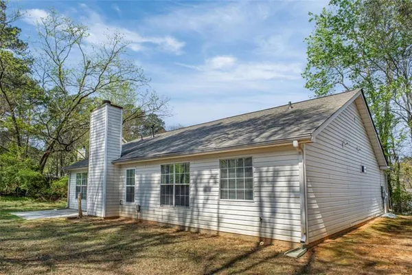 a view of a house with a yard