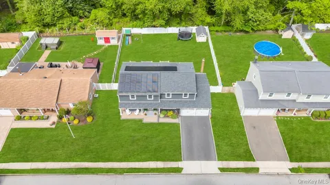 $899,999 | 20 Canterbury Court, Oakdale, NY 11769