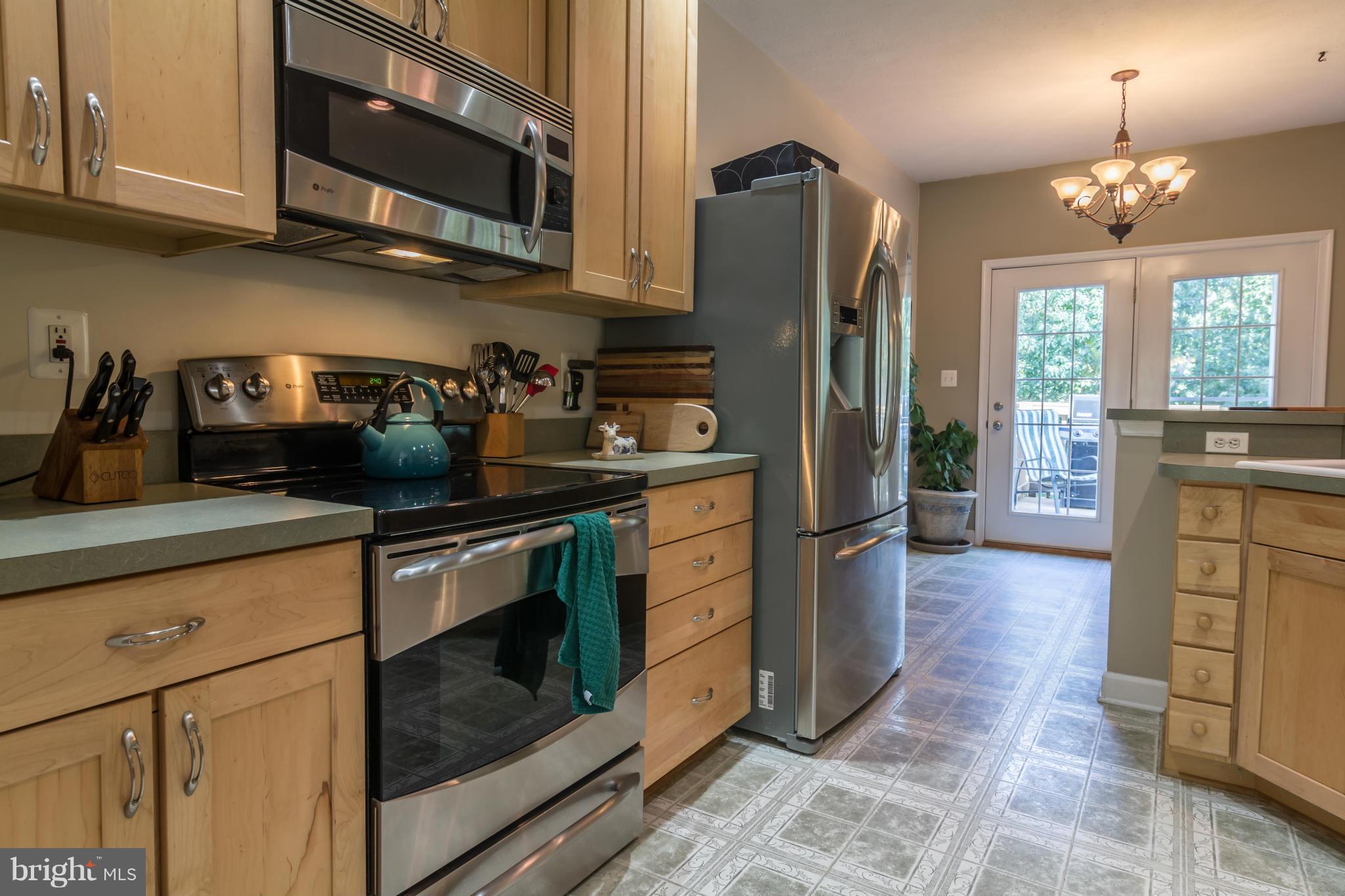 122 Asbury Road Winchester, VA 22602 - Photo 6 of 30 Kitchen w/upgraded stainless appliances