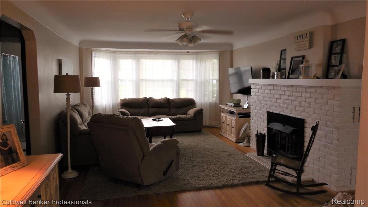 9659 Wayne Road Livonia, MI 48150 - Photo 5 of 29 003 Living Rm natural FP.jpg