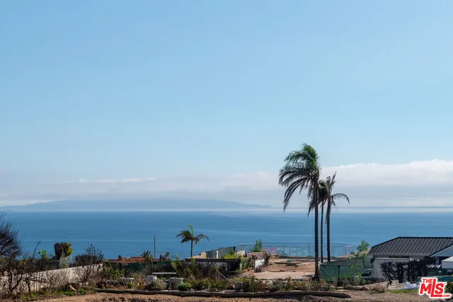 a black and white photo of a living room