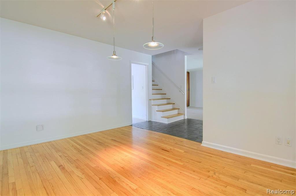 26117 York Road Huntington Woods, MI 48070 - Photo 5 of 32